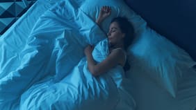 Cómo acostumbrarte a tener un horario regular de sueño para dormir mejor, según un especialista