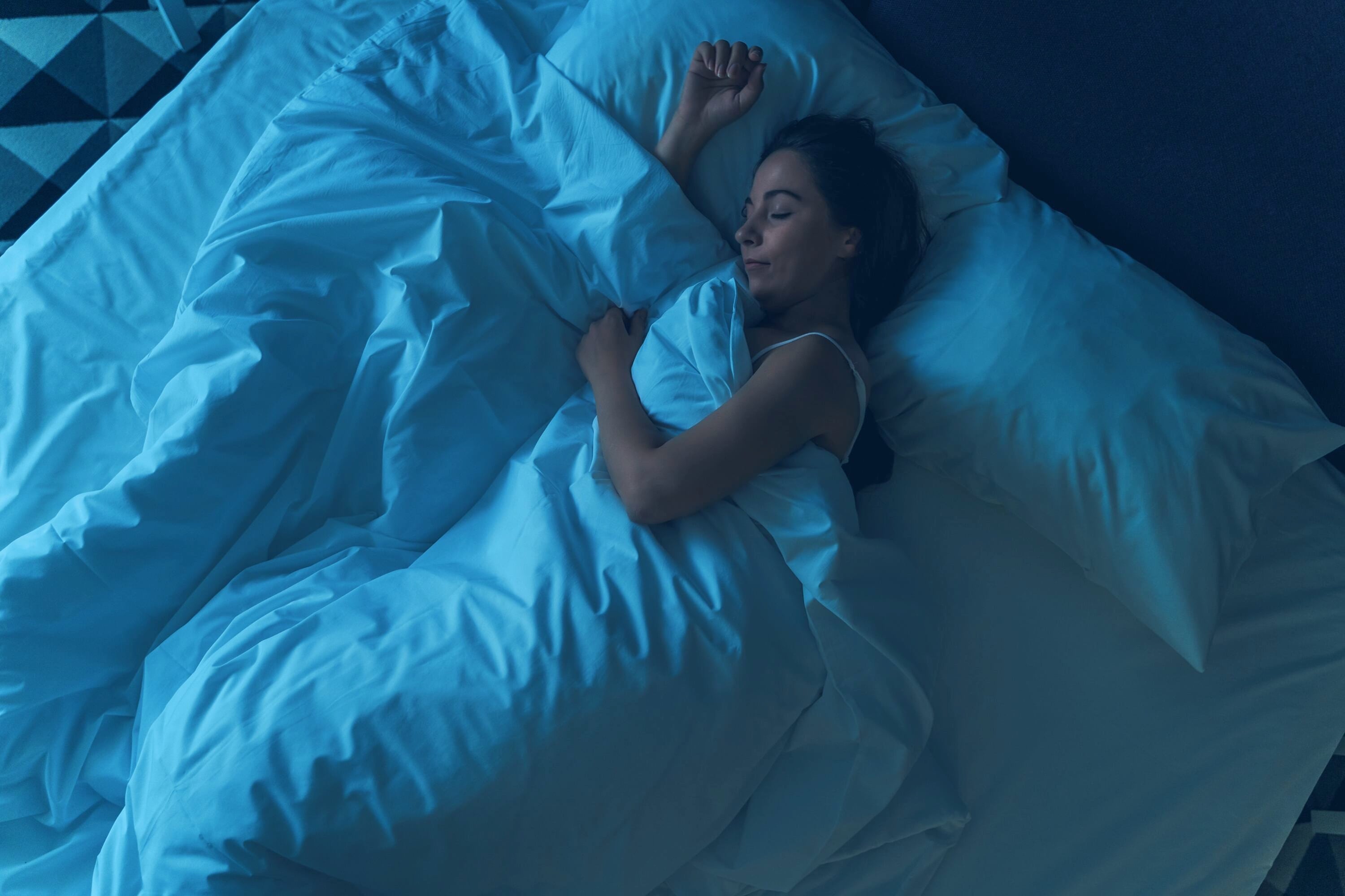 Cómo acostumbrarte a tener un horario regular de sueño para dormir mejor, según un especialista
