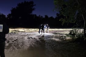 Balean a hombre en cancha de fútbol en Buin: desconocidos lo obligaron a correr antes de atacarlo