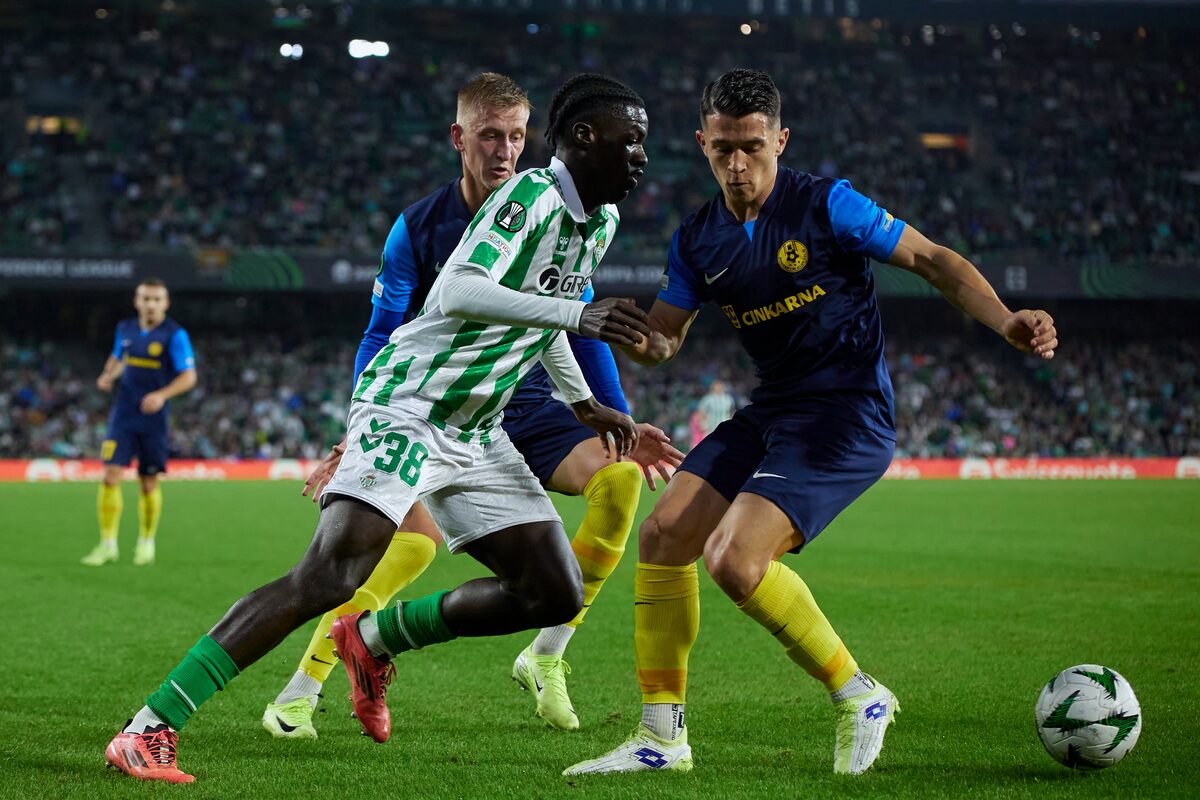 El Betis de Pellegrini logra agónica victoria por Conference League - La Tercera