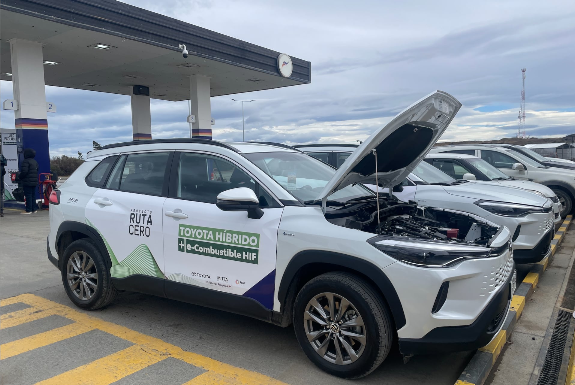 Toyota híbrido cargado con e-Combustible en la gasolinera Transpetrol