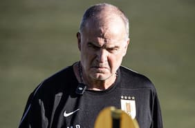 Marcelo Bielsa incorpora a leyenda de Uruguay para tranquilizar la compleja relación con el plantel charrúa