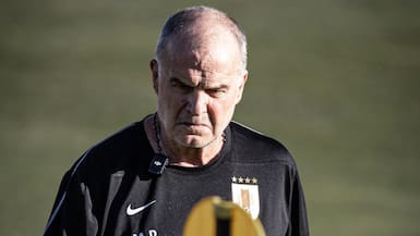 Marcelo Bielsa recupera a referente para el crucial duelo ante España que define la clasificación de Uruguay en el Mundial