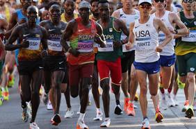 Eliud Kipchoge, la leyenda del maratón que se detuvo en plena carrera para animar hasta el último corredor de París 2024