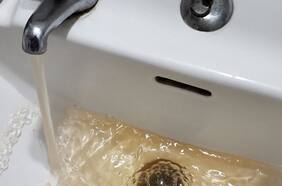 Reportan turbiedades en agua potable en comunas de la zona norponiente de Santiago