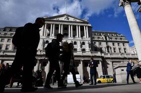 El Banco de Inglaterra mantiene estable la tasa de interés, pero la división entre políticas monetarias se amplía