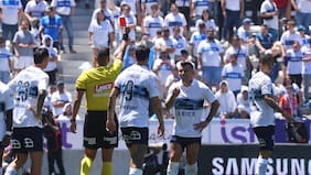 La violenta infracción de Gary Medel que dejó a la UC con diez jugadores en el Clásico Universitario