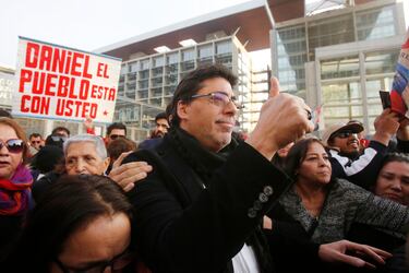 Militantes del Partido Comunista acompañan a Daniel Jadue al llegar a su audiencia de formalización. (Foto de Aton Chile)