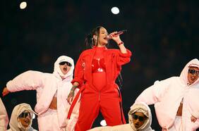 Como un diamante rojo en el cielo: así fue el show de Rihanna en el Super Bowl