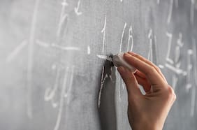 Una profesora no vacunada se quitó la mascarilla para leer en voz alta: la mitad de los alumnos de la sala se contagió de Covid y con la variante Delta