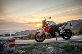 BMW F 900 R: arropados con la desnudez de su clase y tecnología