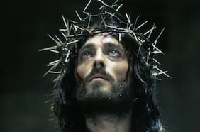 Las mil historias de Robert Powell y Jesús de Nazaret: cuando una imagen suya adornó un altar en Venezuela