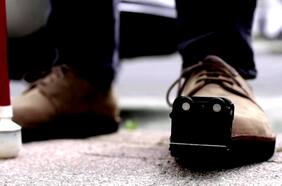 Estos zapatos inteligentes vibran para ayudar a personas ciegas
