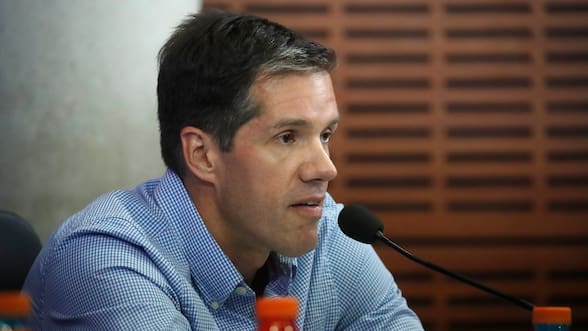 Michael Clark vuelve al TC y pide desechar artículo legal que lo convirtió en controlador de Azul Azul