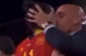 Tremenda polémica en España: presidente de la federación besa en la boca a jugadora tras ganar el Mundial femenino