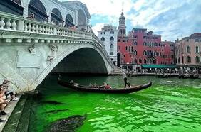 El agua del Gran Canal de Venecia apareció teñida de un misterioso color verde fluorescente