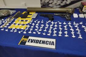 Allanamiento en Peñaflor: PDI incauta $46 millones en efectivo y lanzacohetes de uso militar