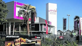 Dos guardias heridos a bala deja nuevo asalto en Midmall de Maipú