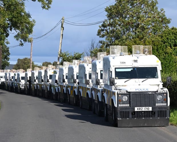 Vehículos policiales blindados Land Rover Defender del Servicio de Policía de Irlanda del Norte (PSNI), desplegados durante operaciones de seguridad en la región.