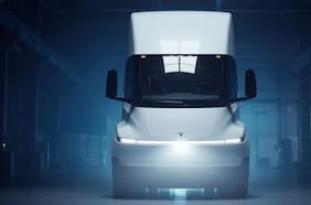 Después de 8 años, el camión de Tesla por fin entraría a producción