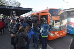Gobierno descarta por ahora subir impuesto al diésel y congelaría eventual alza de tarifas de transporte público