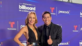 Karen Doggenweiler y Rafael Araneda, los animadores de Viña, participan en los Premios Billboard