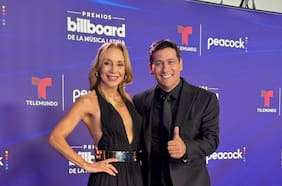 Karen Doggenweiler y Rafael Araneda, los animadores de Viña, participan en los Premios Billboard