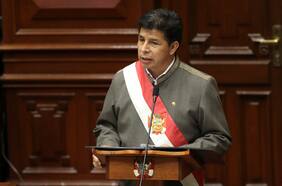 Universidad de Perú investiga denuncia de plagio en tesis de maestría del presidente Castillo y su esposa