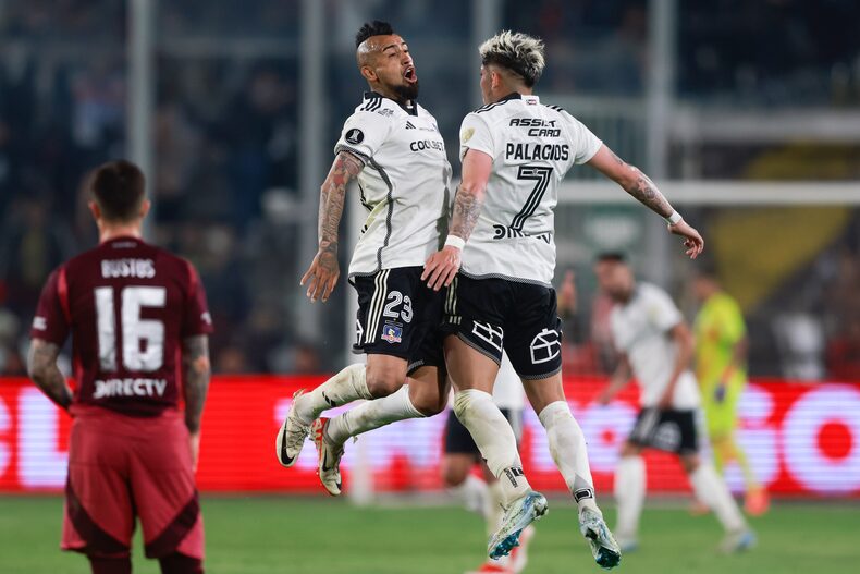 Arturo Vidal celebrates with Palacios.
