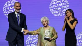 “Terremoto editorial”, “marketing” y “fichaje literario”: la controversia que abrió el Premio Planeta a Isabel Allende