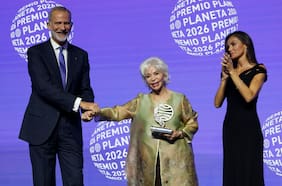 “Terremoto editorial”, “marketing” y “fichaje literario”: la controversia que abrió el Premio Planeta a Isabel Allende