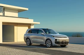 Auto confundió publicidad en autopista de China y aplicó freno de emergencia causando un accidente