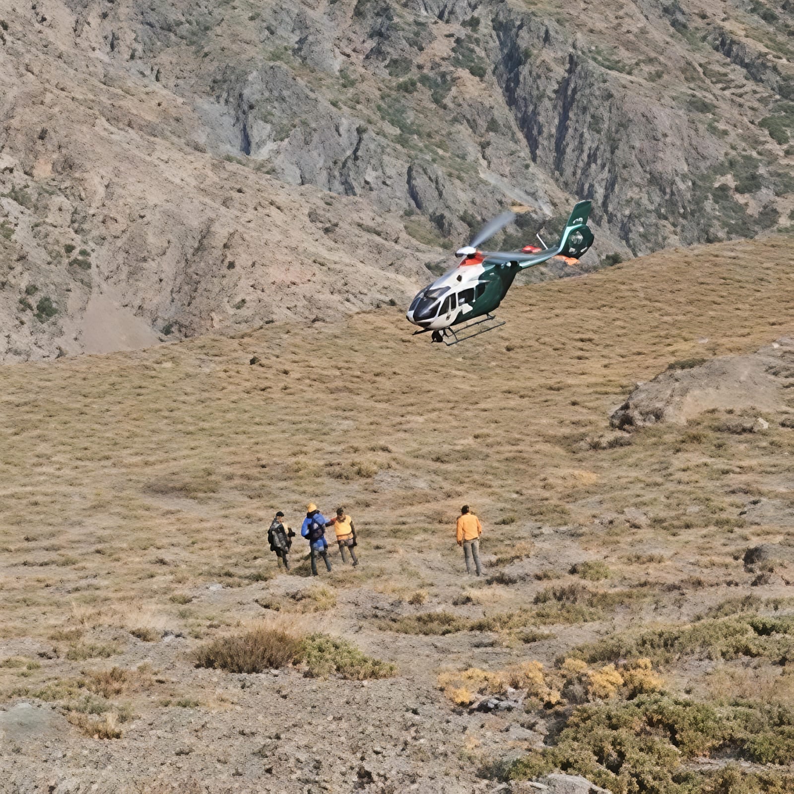 Rescatan a dos personas extraviadas en sector de difícil acceso del parque Quebrada de Macul en Peñalolén