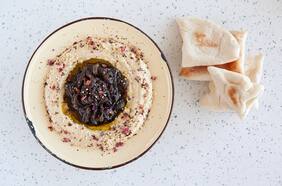 Hummus con cebolla caramelizada