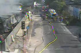 Incendio afectó a inmueble en Estación Central y llevó a suspender tránsito en parte de la Alameda