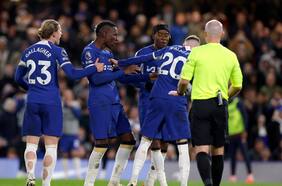 Insólita discusión: jugadores del Chelsea se empujan por patear un penal