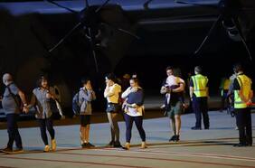 Francia comienza la evacuación de sus turistas en Nueva Caledonia después de días de disturbios