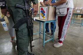 Panamá cita a representante diplomática venezolana tras impedirse despegue de avión con expresidentes