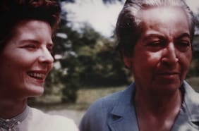“Gabriela Mistral vivió con intensidad la pasión y el duelo”: llega al streaming el documental Locas Mujeres
