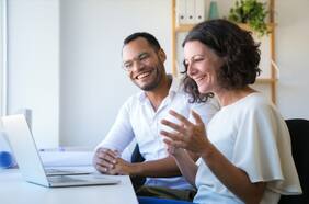 2 trucos para convertirse en el compañero favorito de la oficina