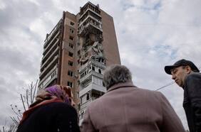 Una bomba rusa impacta en un edificio de apartamentos de Járkov y deja 41 heridos, dice funcionario