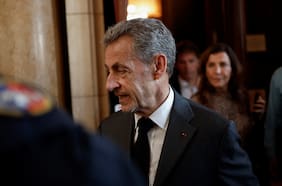 El expresidente francés Sarkozy contará con la protección de dos agentes de seguridad durante su estancia en prisión