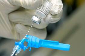 Pfizer inicia ensayo para crear la primera vacuna combinada que combate influenza y Covid al mismo tiempo