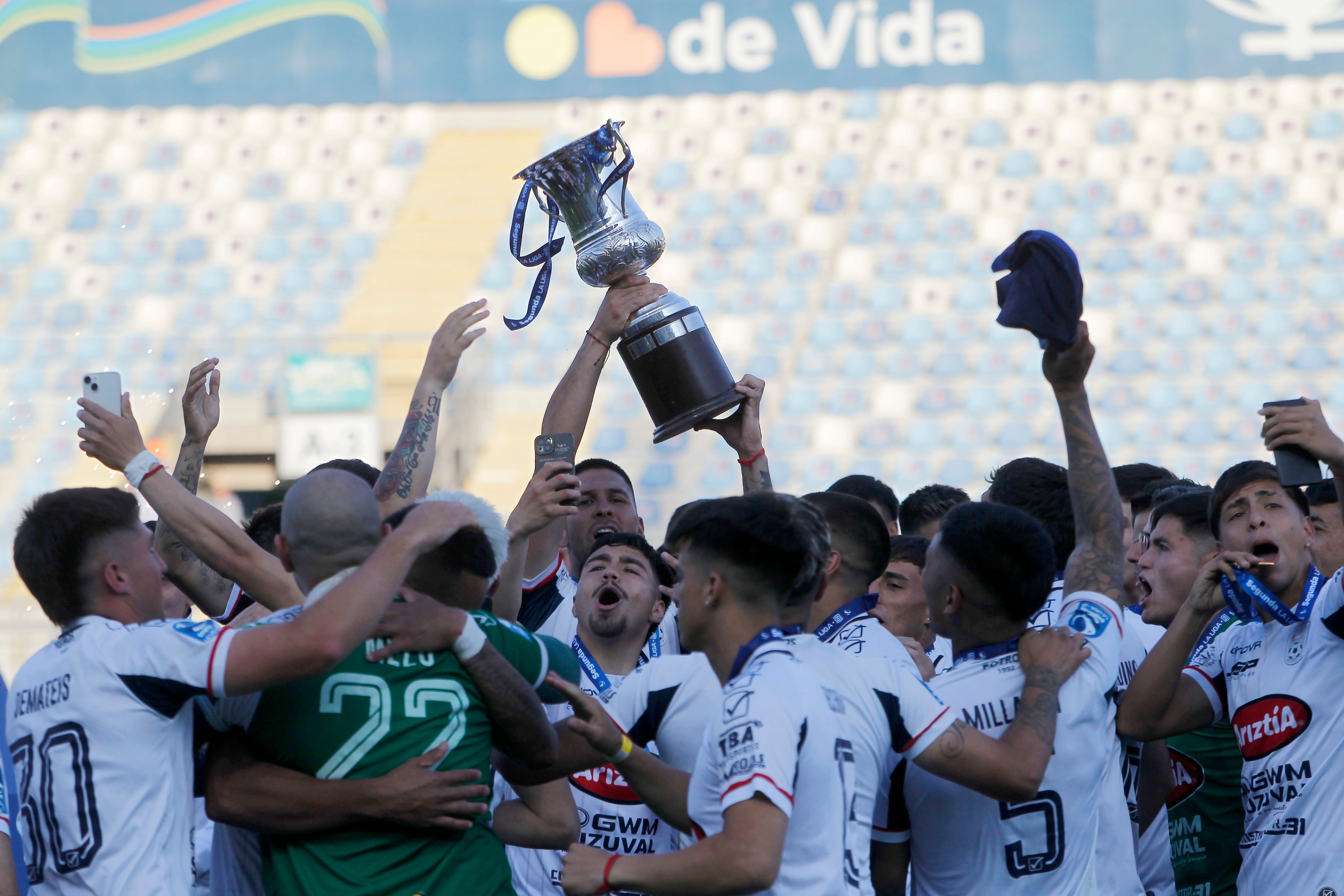 Melipilla celebra el título de la Segunda División de 2024, que perdió en los tribunales (Foto: Photosport)