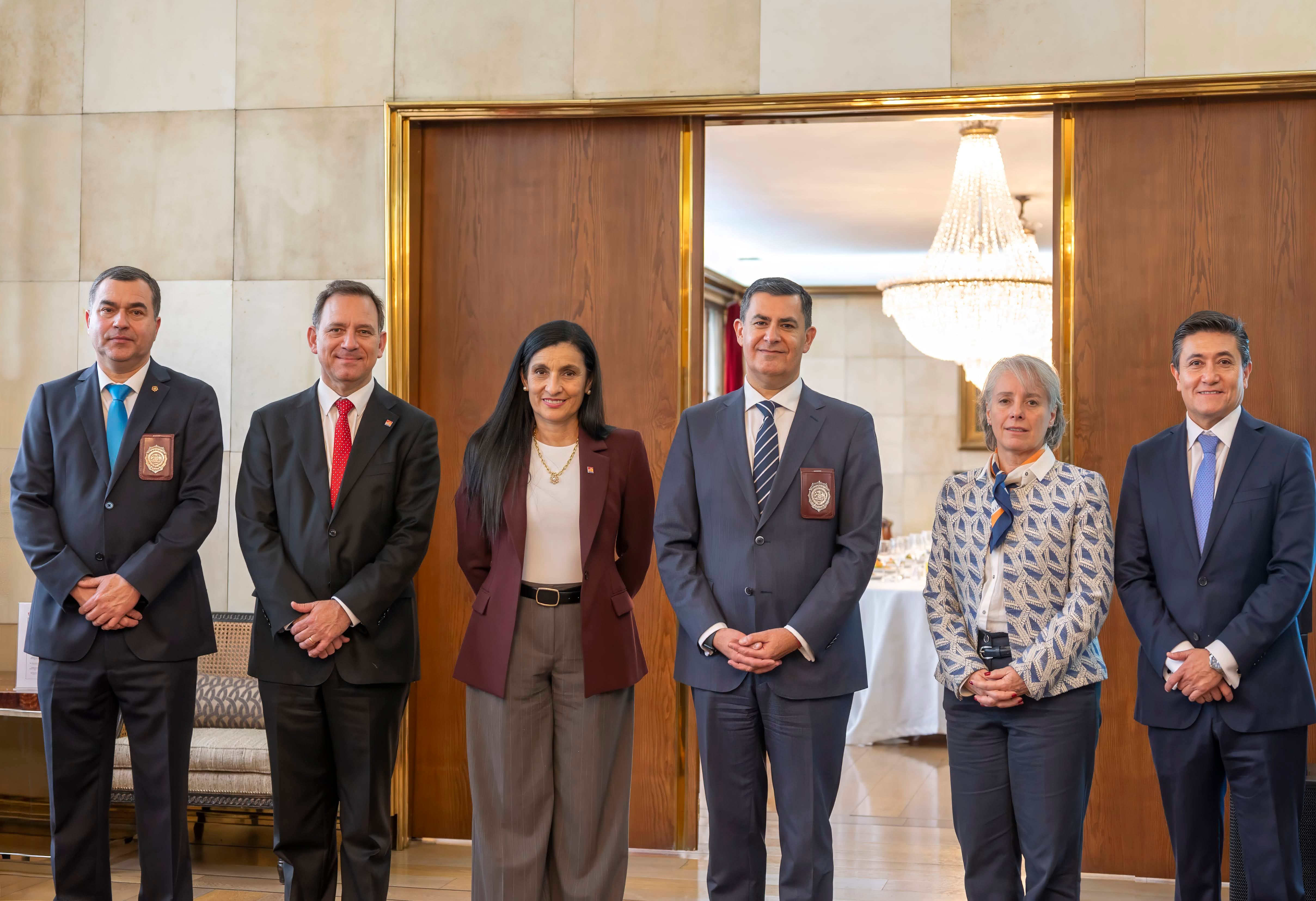 Prefecto General Erwin Clerc Gavilán, subdirector del Personal y Soporte a las Operaciones PDI; Alvaro Larraín, fiscal de BancoEstado; Soledad Ovando, gerenta general de Créditos de BancoEstado; Prefecto General Hugo Haeger Bórquez, subdirector de Investigación Policial PDI; María Dolores Peralta Rubio, gerenta División Banca Personas y Sucursales de BancoEstado; y Jaime Fernández, gerente general de Finanzas de BancoEstado.