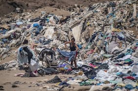 El desierto del norte chileno que se convirtió en el basurero de la ropa usada