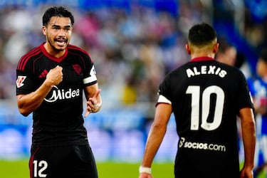 Gabriel Suazo felicita a Alexis Sánchez por su gol.