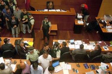 Control de detencion de los 17 detenidos debido a la investigacion por fraude financiero en Carabineros.