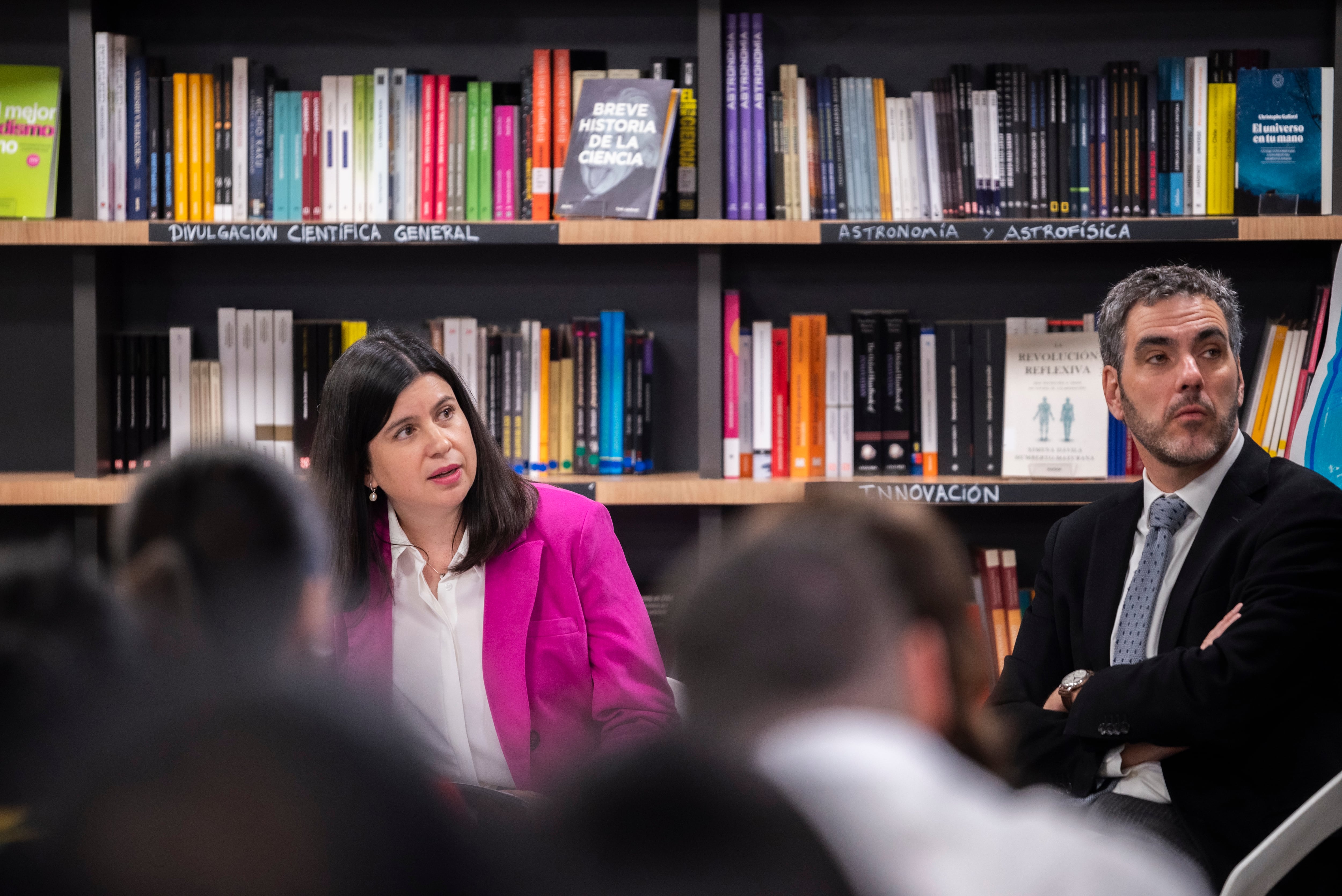 María Paz Hermosilla, directora del GobLab UAI, y el rector de la Universidad Adolfo Ibáñez, Francisco Covarrubias.