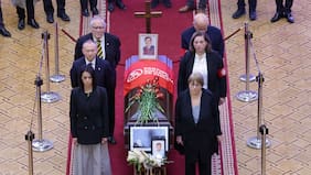 Bachelet, Frei y García Ruminot: figuras políticas encabezan guardia de honor del féretro de Camilo Escalona